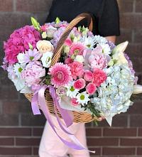 Цветочная композиция из Розы, Хризантемы, Пионы и Лизиантусы в корзине в Сасово